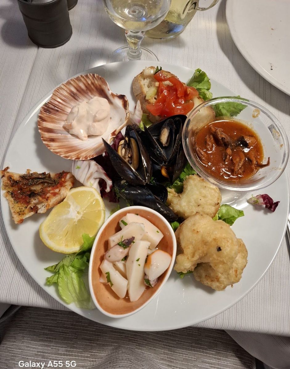 Antipasto di pesce caldo e freddo: cozze, calamari, gamberi e sfizi di mare