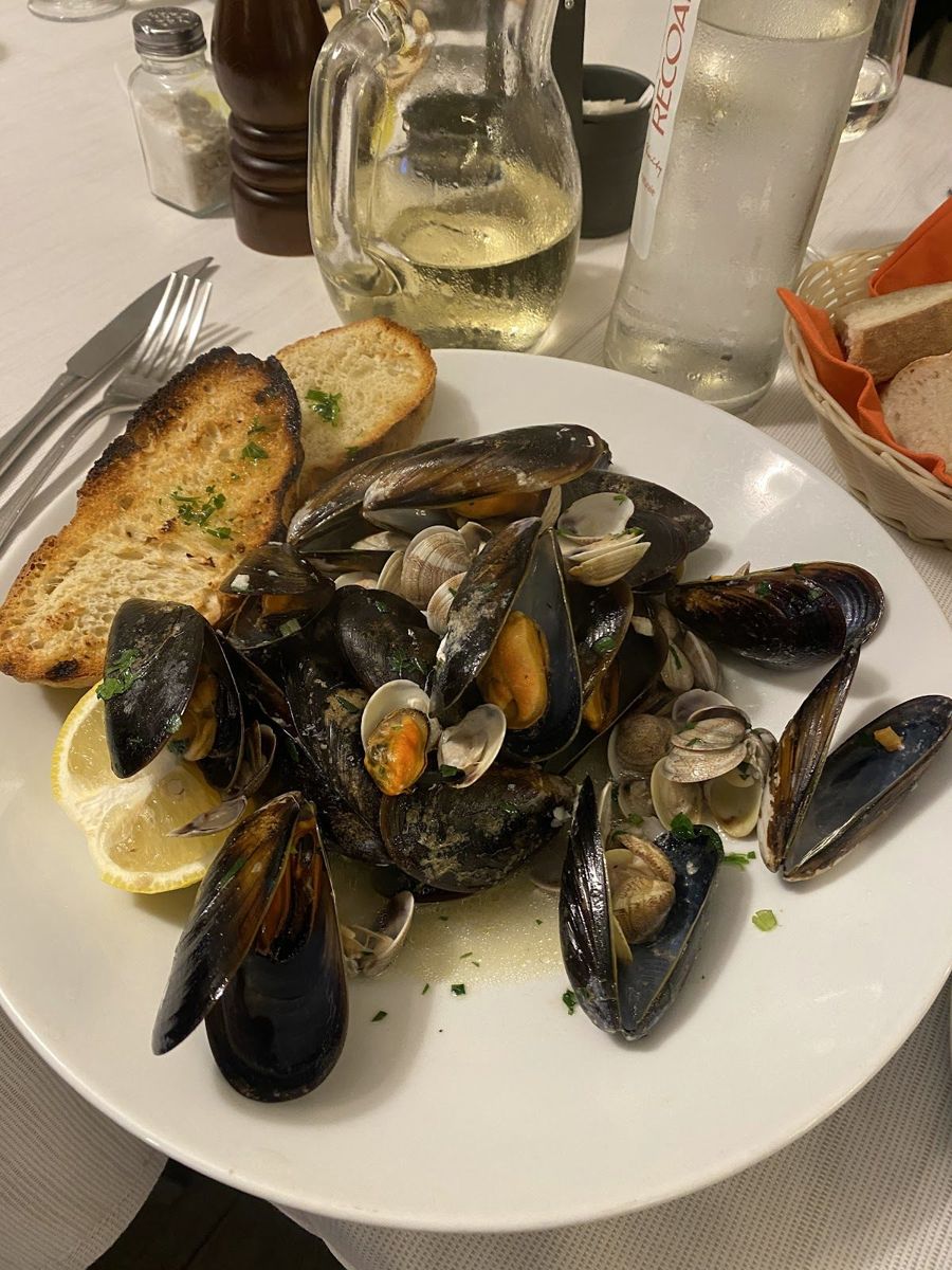 Cozze e vongole con crostini, il sapore dello scoglio