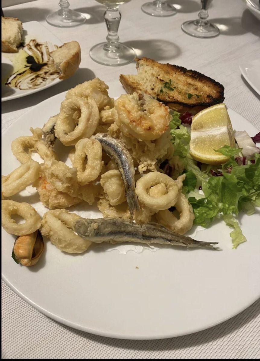 Frittura mista di pesce con calamari, gamberi e limone